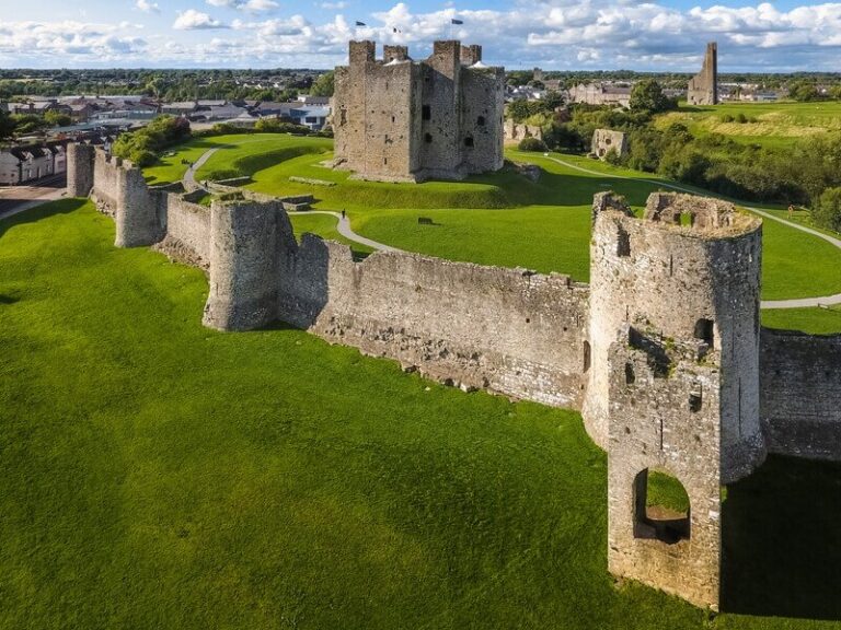 Ancienteasttourcompany Tour Medieval Castle Grassy Hilltop
