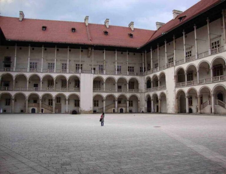 Atcracow Tour Courtyard Arches Red Roof 