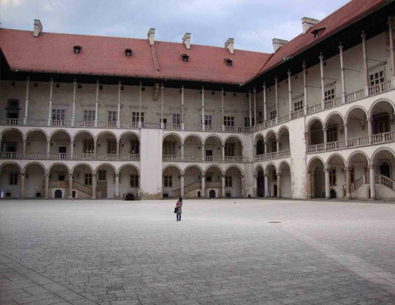 Atcracow Tour Courtyard Arches Red Roof 