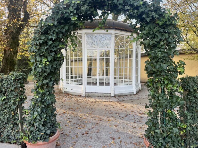 Bobstours Tour Ivy Arch Glass Pavilion Autumn Leaves