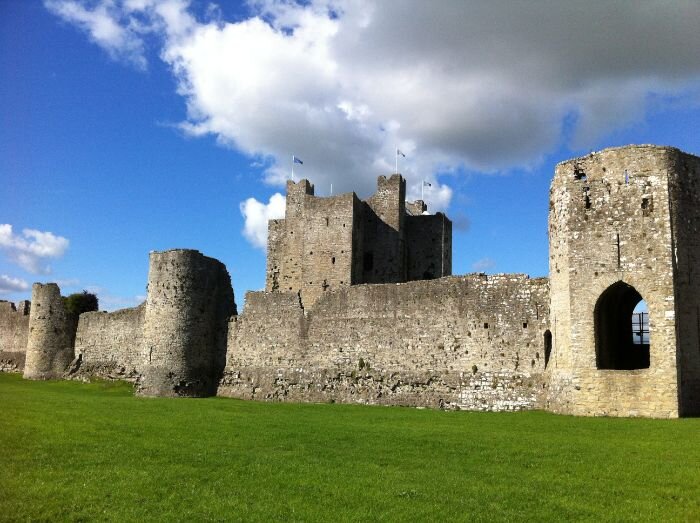 Boynevalleytours Tour Castle Stone Walls Green Grass