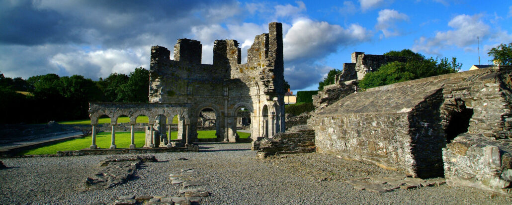 Boynevalleytours Tour Ruins Stone Archway Grassy Area