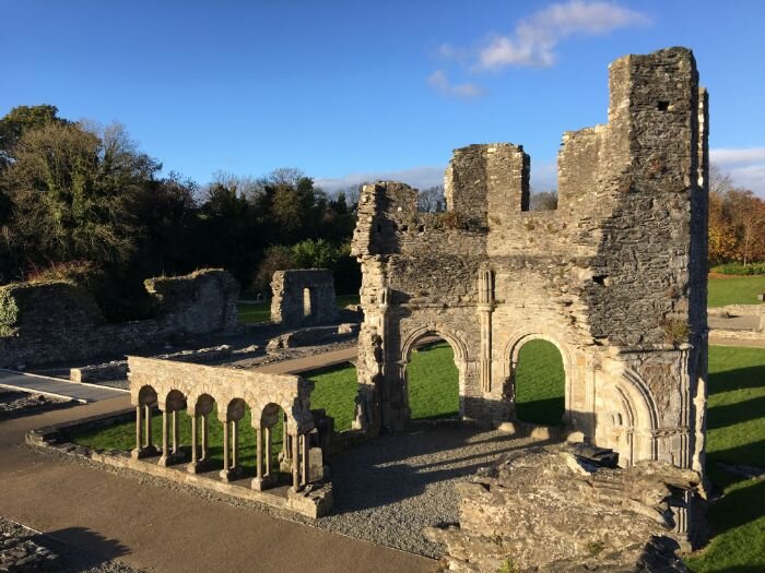 Boynevalleytours Tour Stone Ruins Arched Doorway Grassy Area