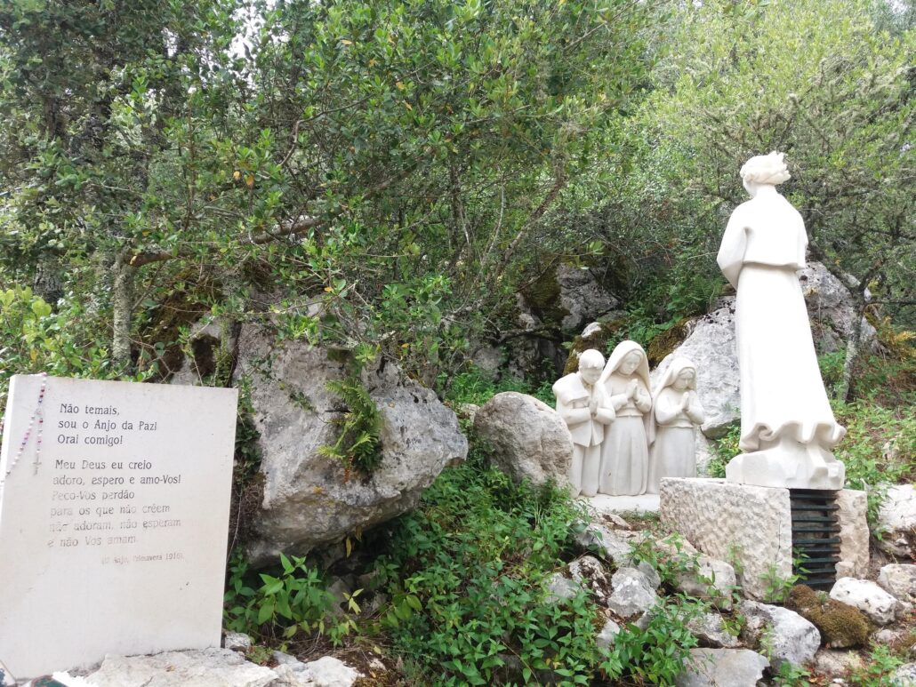 Estreladalva Tour Angel Statue Praying Children Nature