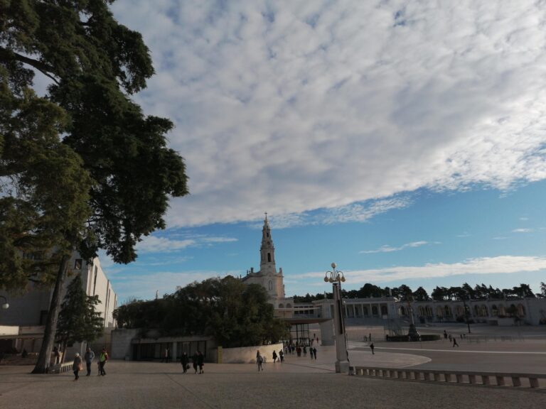 Estreladalva Tour Clouds Church People Square