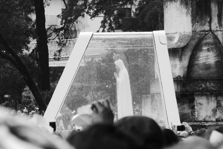 Estreladalva Tour Figure Praying Glass Structure Crowd