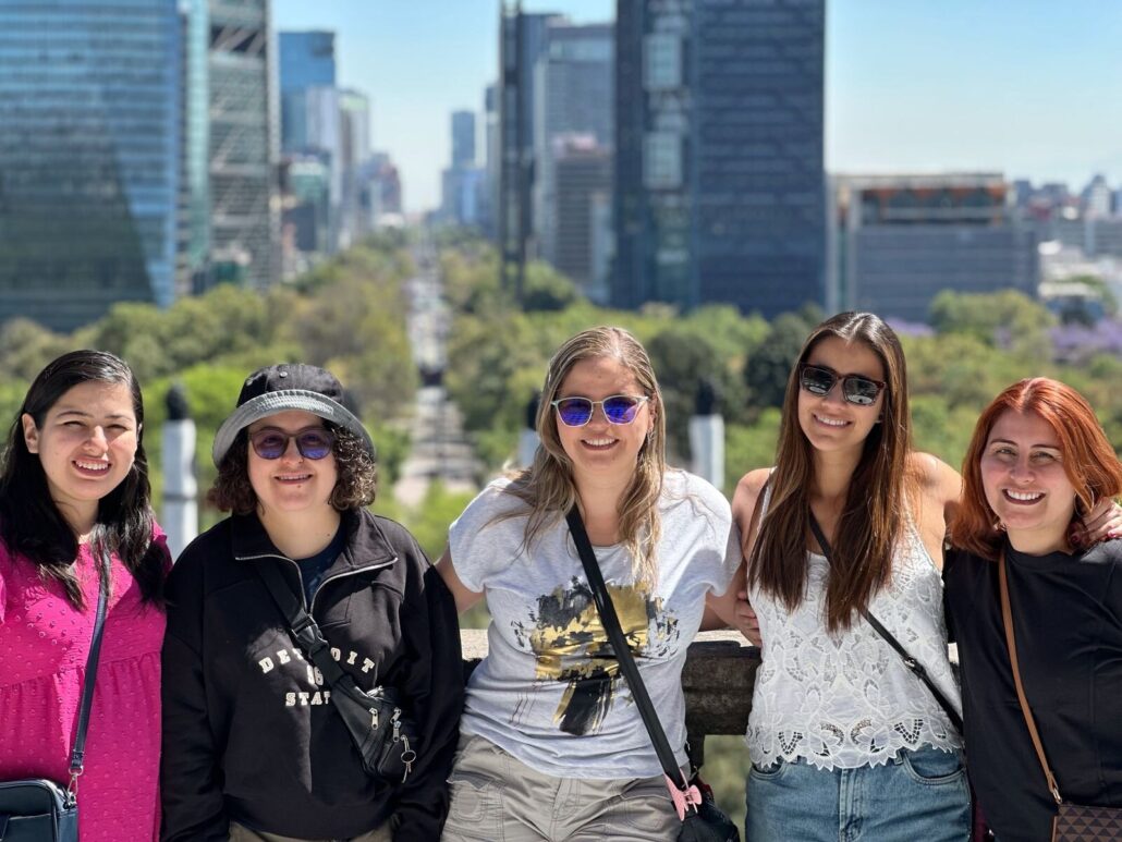 Freewalkingtourmx Tour Friends City View Sunny Day