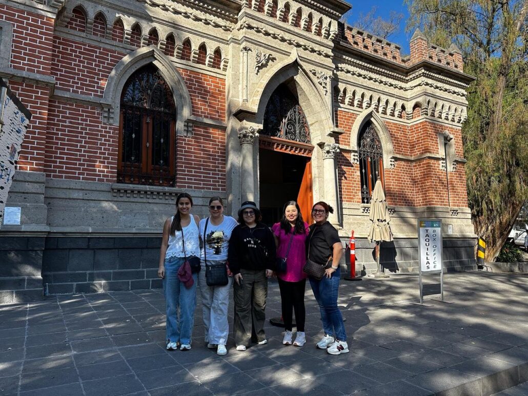 Freewalkingtourmx Tour Group People Brick Building