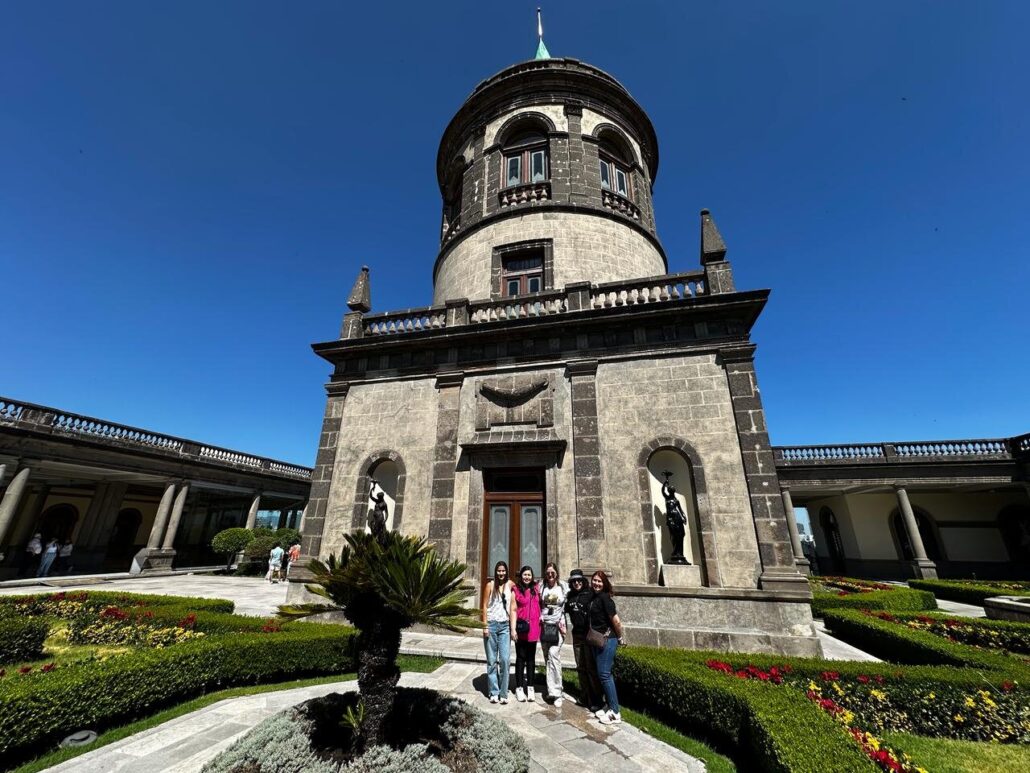 Freewalkingtourmx Tour Historic Building Group Photo Garden