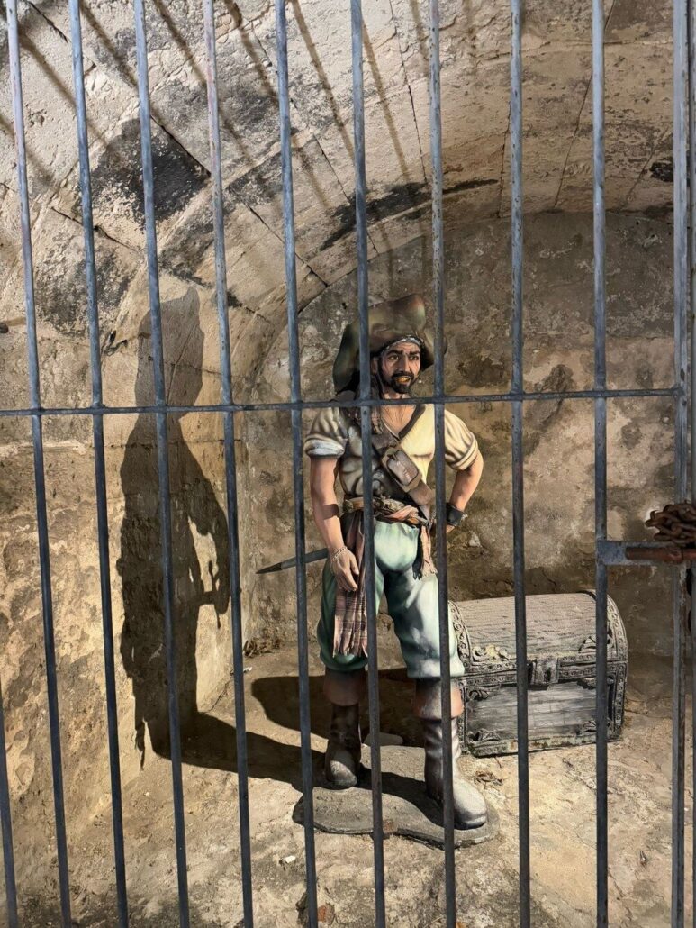Freewalkingtourmx Tour Pirate Statue Prison Cell