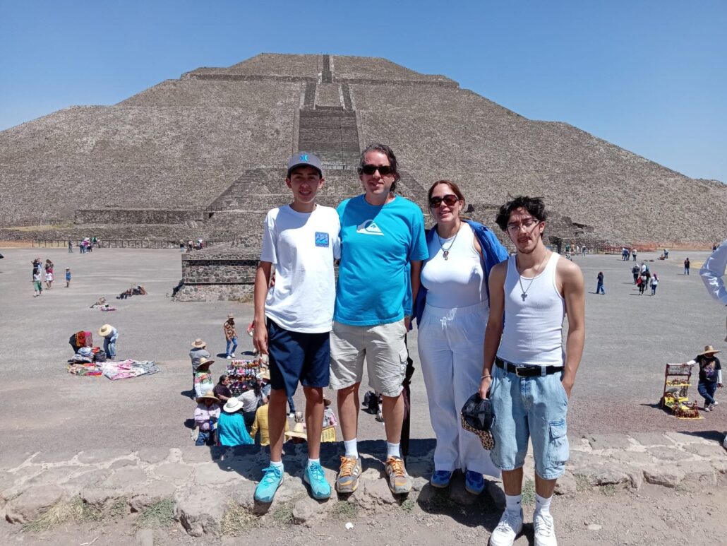 Freewalkingtourmx Tour Pyramid Group Photo Sunny Day