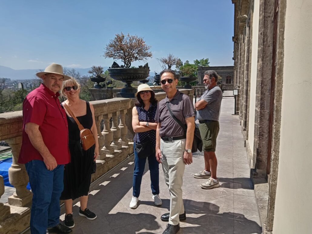 Freewalkingtourmx Tour Tourists Balcony Sunny Day
