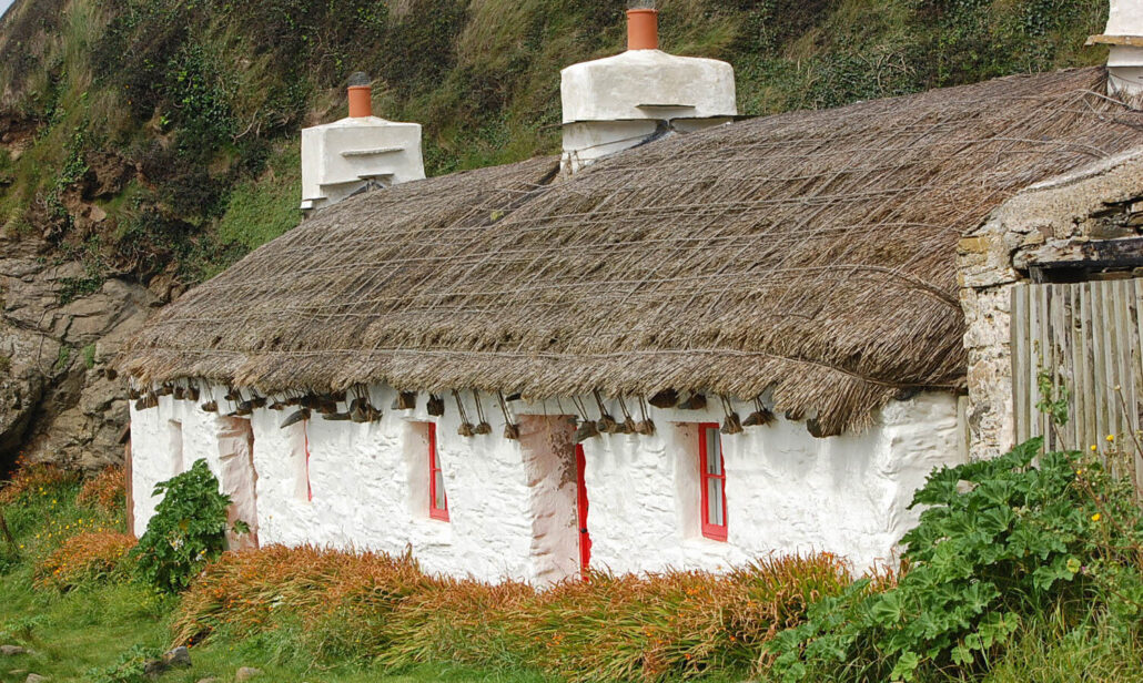 Guidedtoursofmann Tour Thatched Cottage Red Windows Greenery