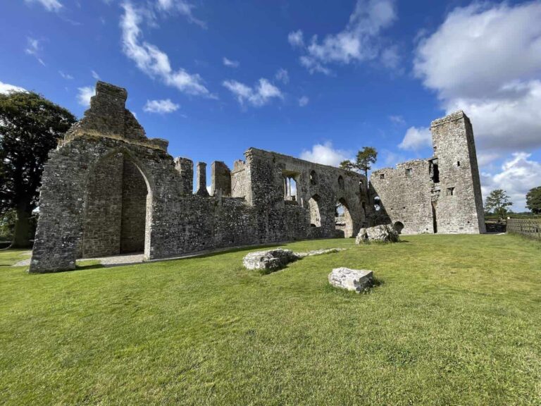 Irish Luxury Day Tours Tour Ruins Stone Archway Grassy Field