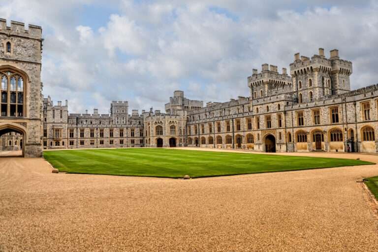 Londoncountrytours Tour Castle Courtyard Grass Stone