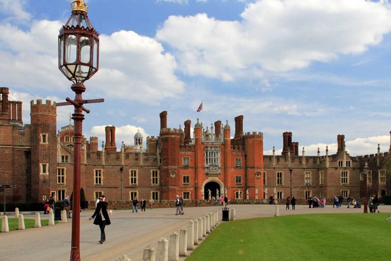 Londoncountrytours Tour Historic Castle Lamp Post Clouds