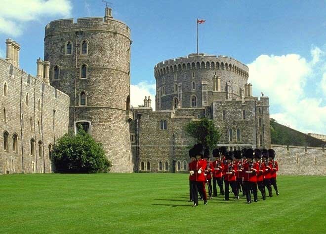 Londoncountrytours Tour Windsor Castle Guards Green Grass