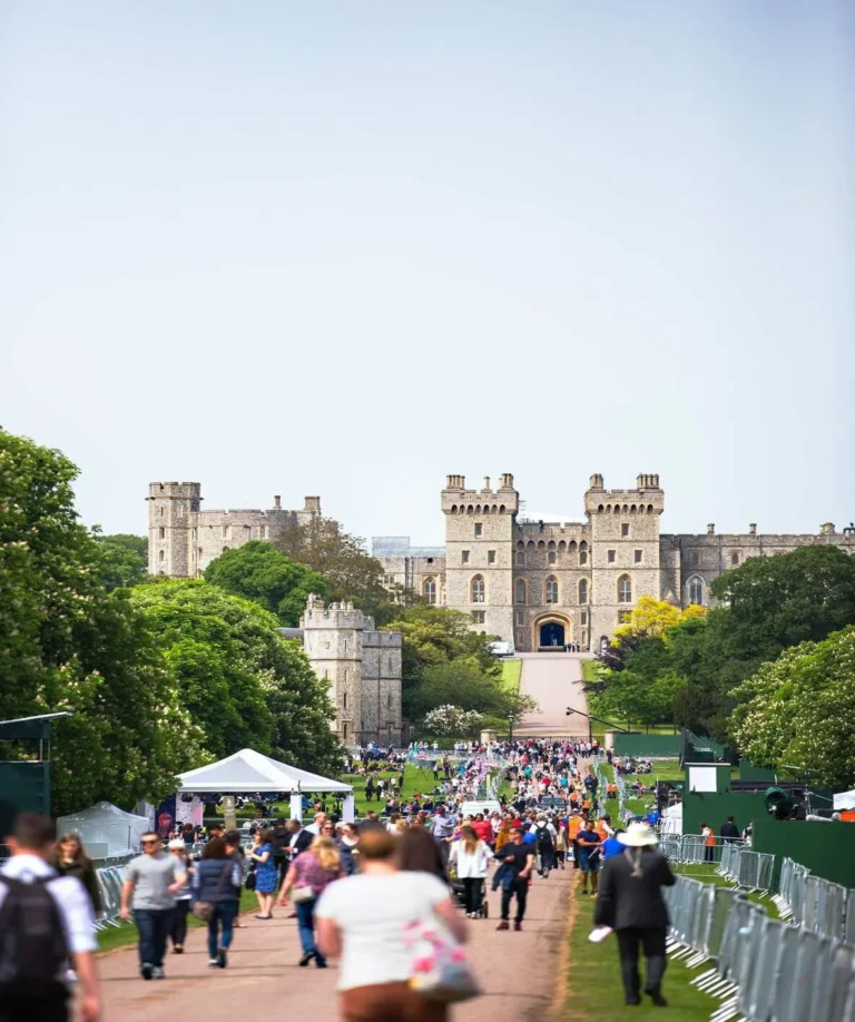 Londonminicabservice Tour Crowd Pathway Castle Trees