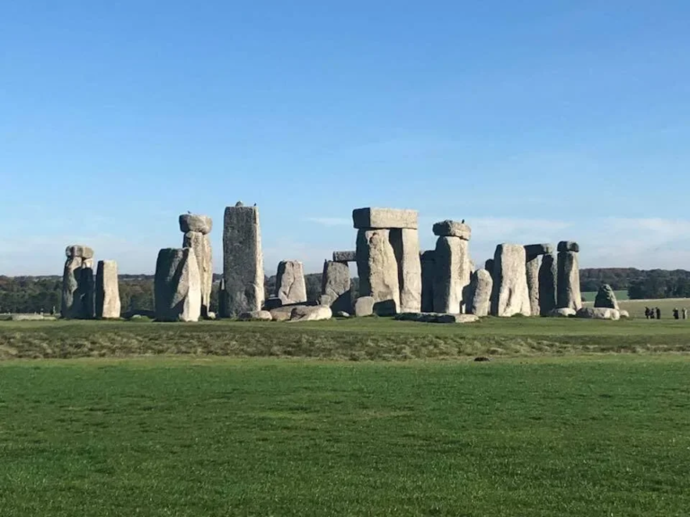 Londonminicabservice Tour Stonehenge Grassy Field Blue Sky