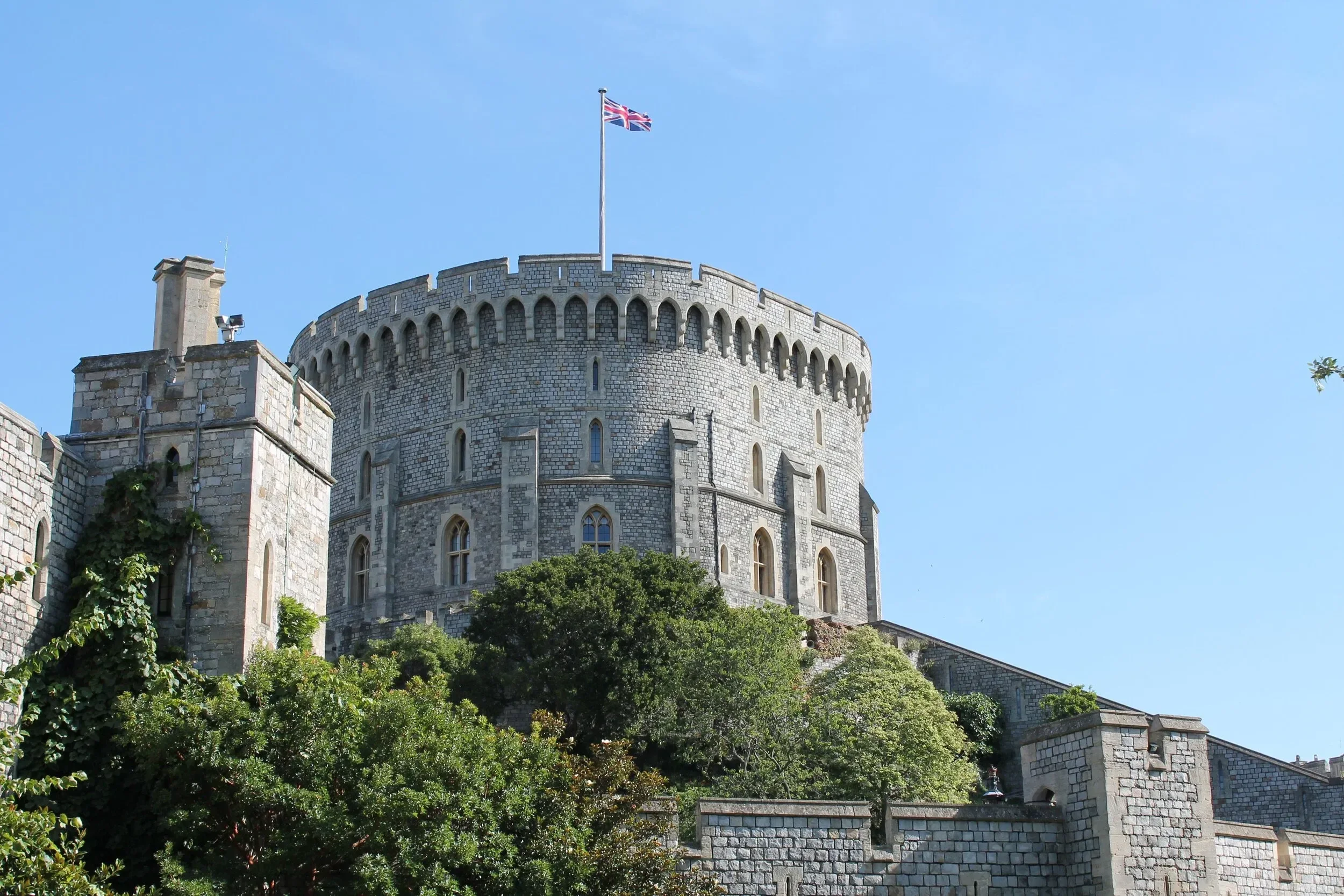 Londonminicabservice Tour Windsor Castle Stone Tower Flag