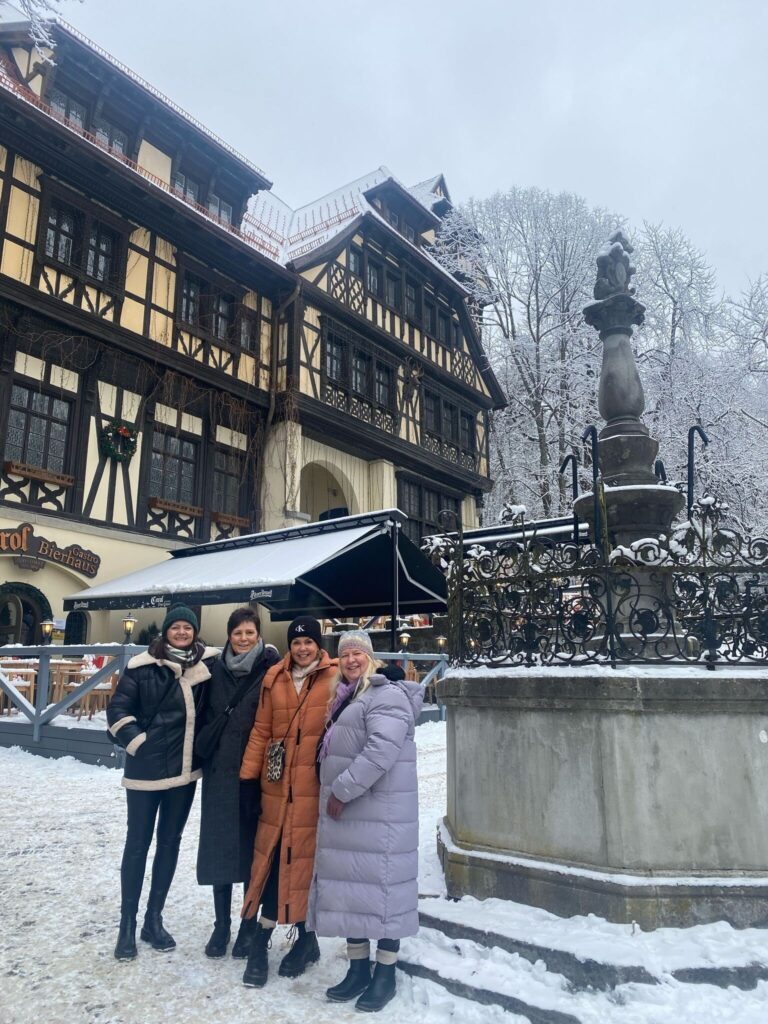 Marastours Tour Women Snowy Village Fountain