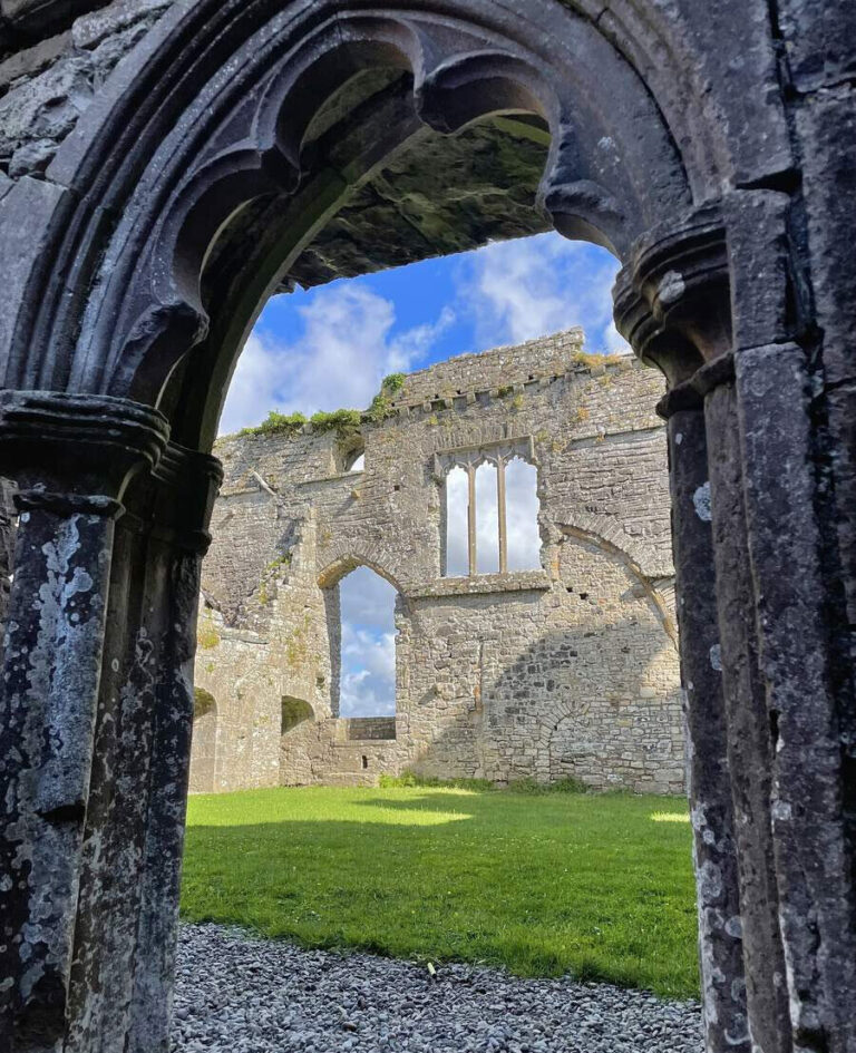 Newgrangedaytours Tour Arched Doorway Ruins Grassy Field