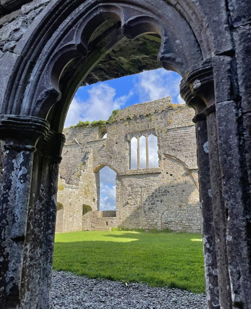 Newgrangedaytours Tour Arched Doorway Ruins Grassy Field