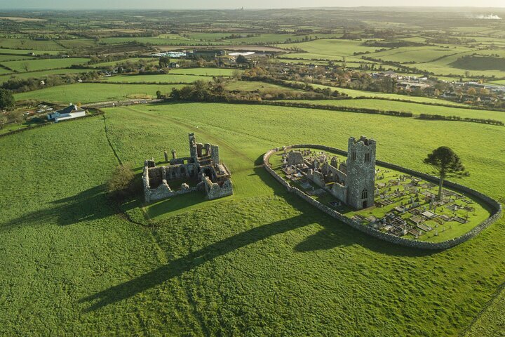 Newgrangedaytours Tour Ruins Grassy Field Cemetery Tower 