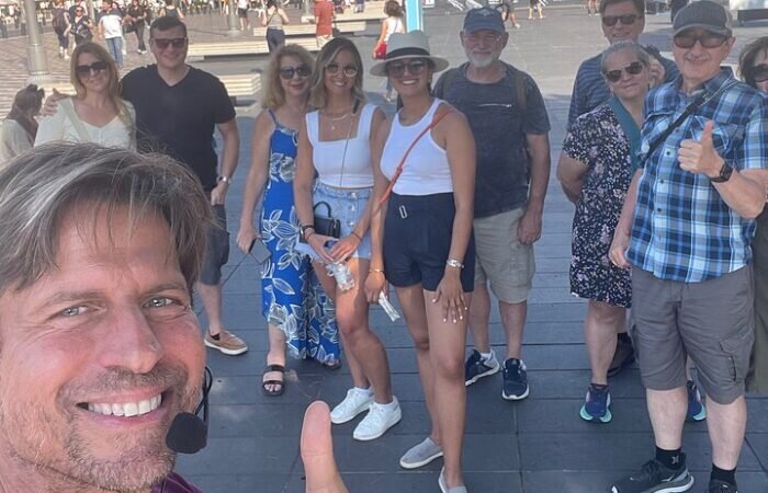 Niceidealtours Tour Tour Group Selfie Sunny Day