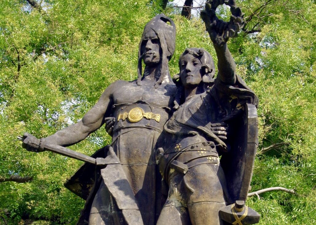 Segwayfun Tour Statue Couple Holding Crown