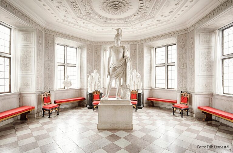 Swedenhistorytours Tour Statue White Room Red Benches