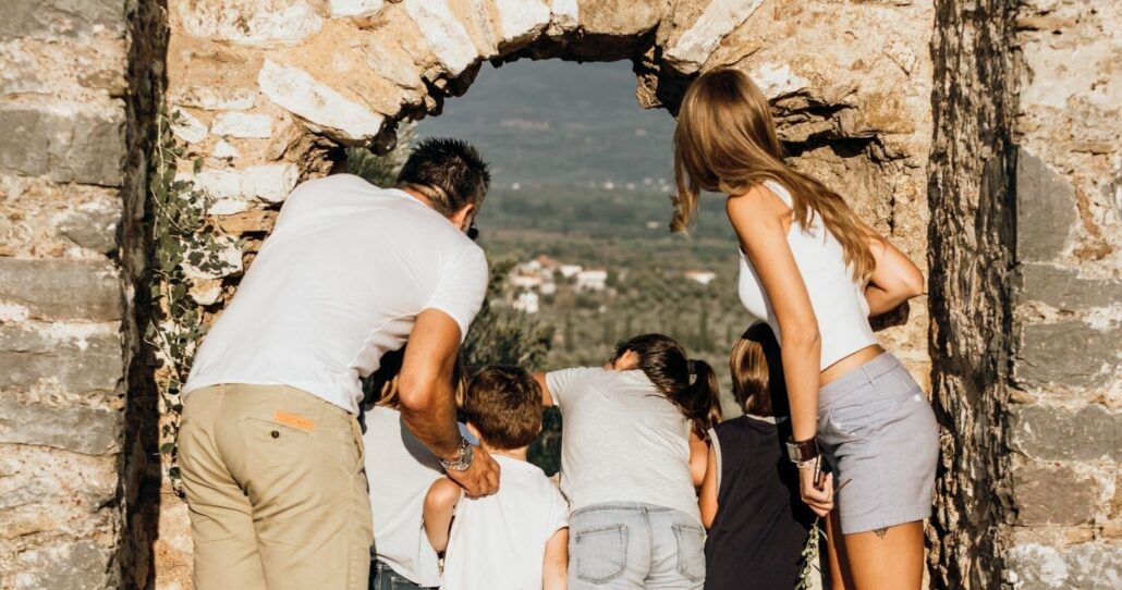 Theoliveroutes Tour Family Arch Viewing Landscape
