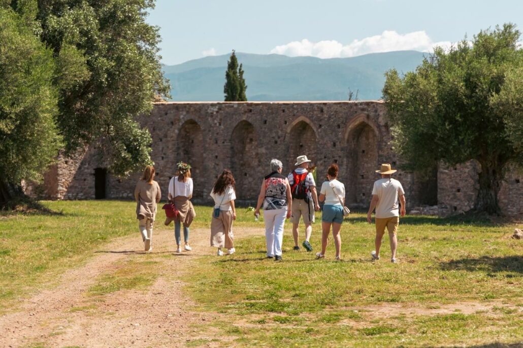 Theoliveroutes Tour Tourists Ruins Green Grass