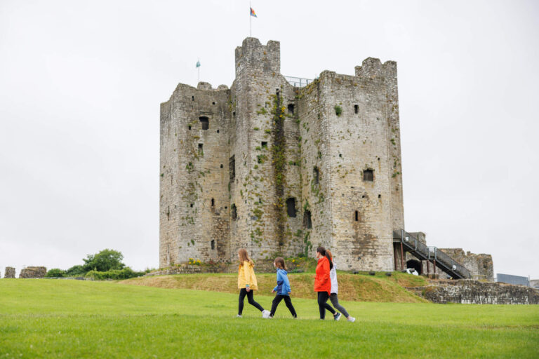 Touristy Tour Children Castle Grass Walking