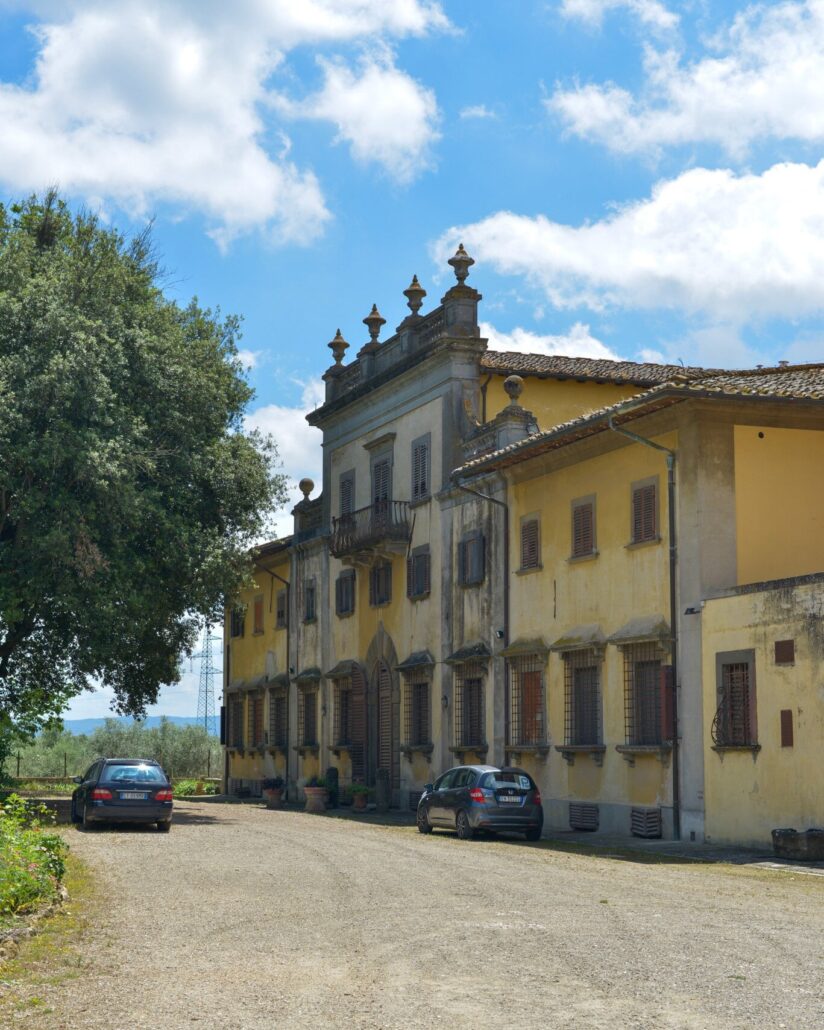 Tuscanyexplore Tour Historic Building Cars Gravel Road